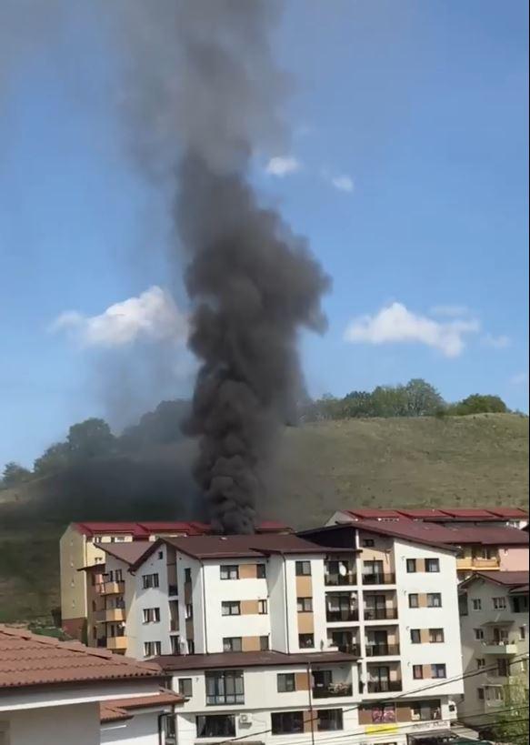 Incendiu puternic într-un bloc din Florești. Intervin pompierii