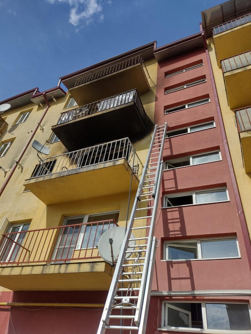 Incendiu puternic într-un bloc din Florești. Intervin pompierii