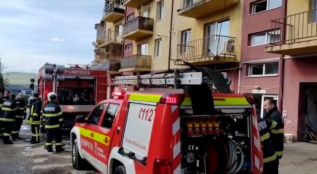 Incendiu puternic într-un bloc din Florești. Intervin pompierii/ Un bărbat, transportat la spital