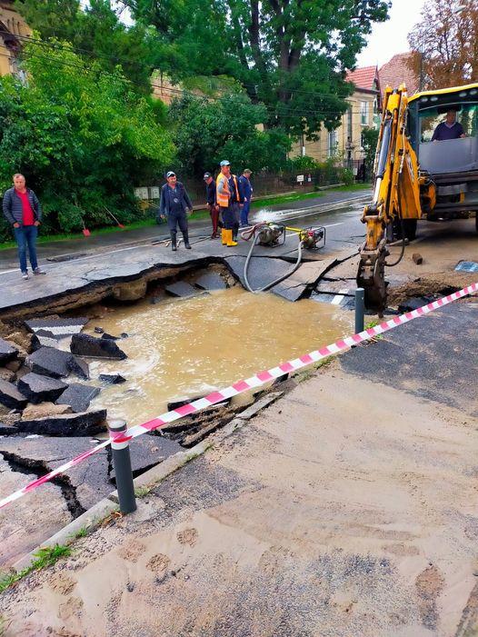 Trafic blocat pe o stradă din Grigorescu. S-a spart o conductă