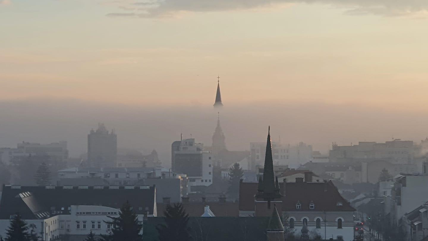 Imagini spectaculoase cu Clujul "scufundat" în ceață. Doar turla bisericii Sf. Mihail se mai zărește