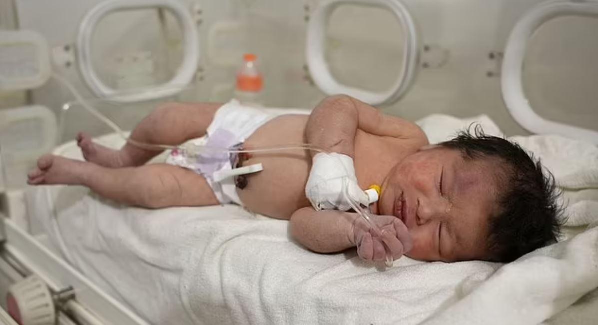 VIDEO emoționant. O femeie a murit după ce a născut în Siria sub dărâmături. Bebelușul a fost salvat