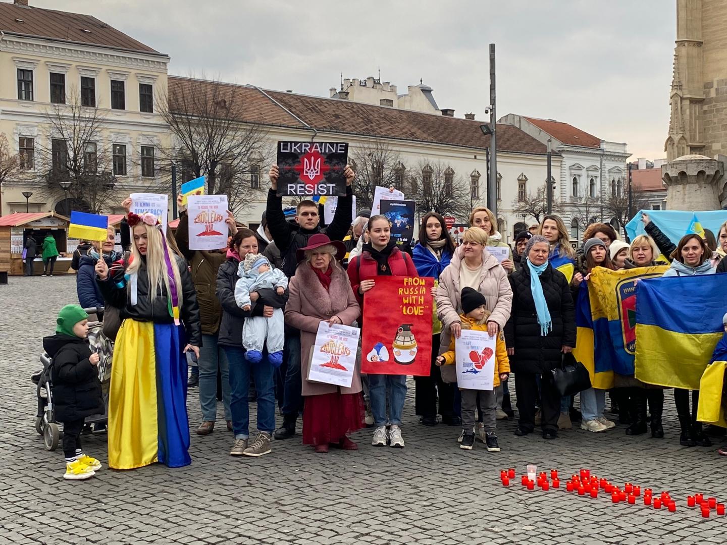 UN AN DE RĂZBOI.  Zeci de ucraineni s-au adunat în centrul Clujului, unde au spus rugăciuni pentru cei care au luptat