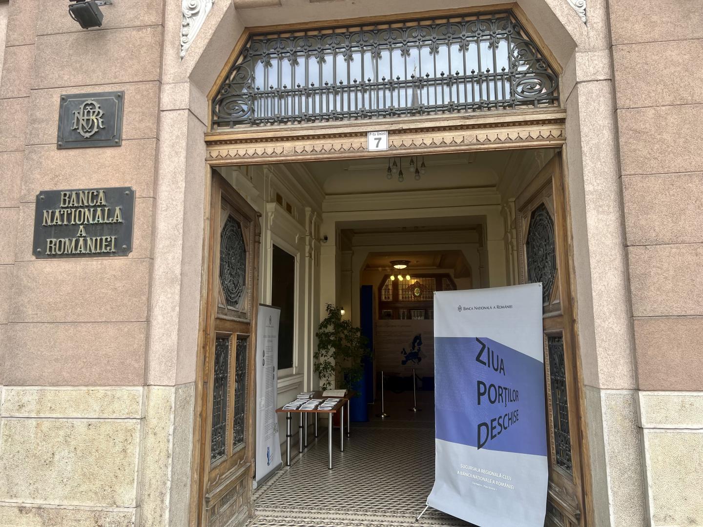 BNR Cluj și-a deschis porțile. Oamenii pot admira vitralii superbe și cea mai mică bancnotă din lume