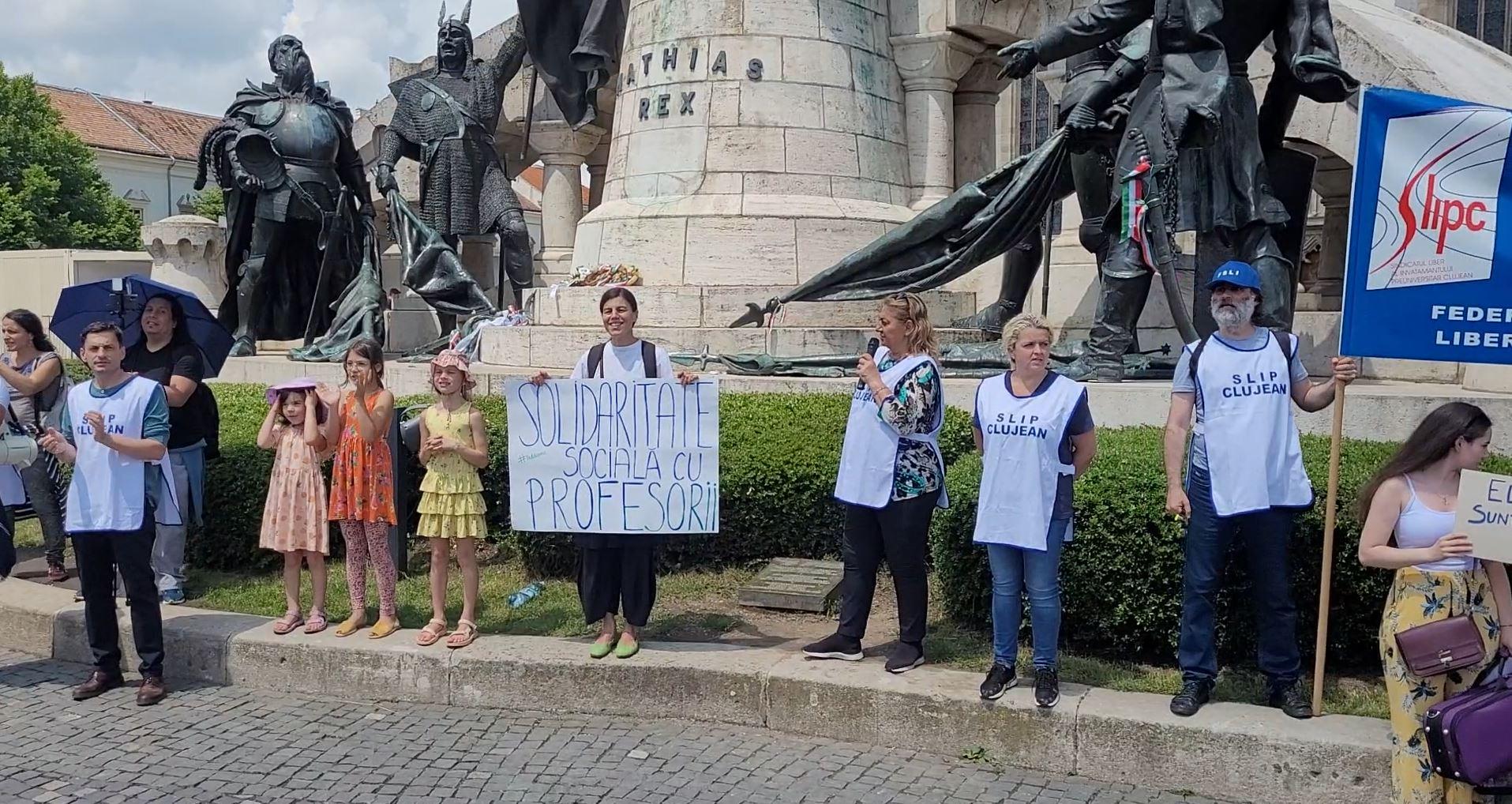 Profesorii clujeni, din nou în stradă. Marș de protest în centrul Clujului/ Li s-au alăturat și părinții elevilor