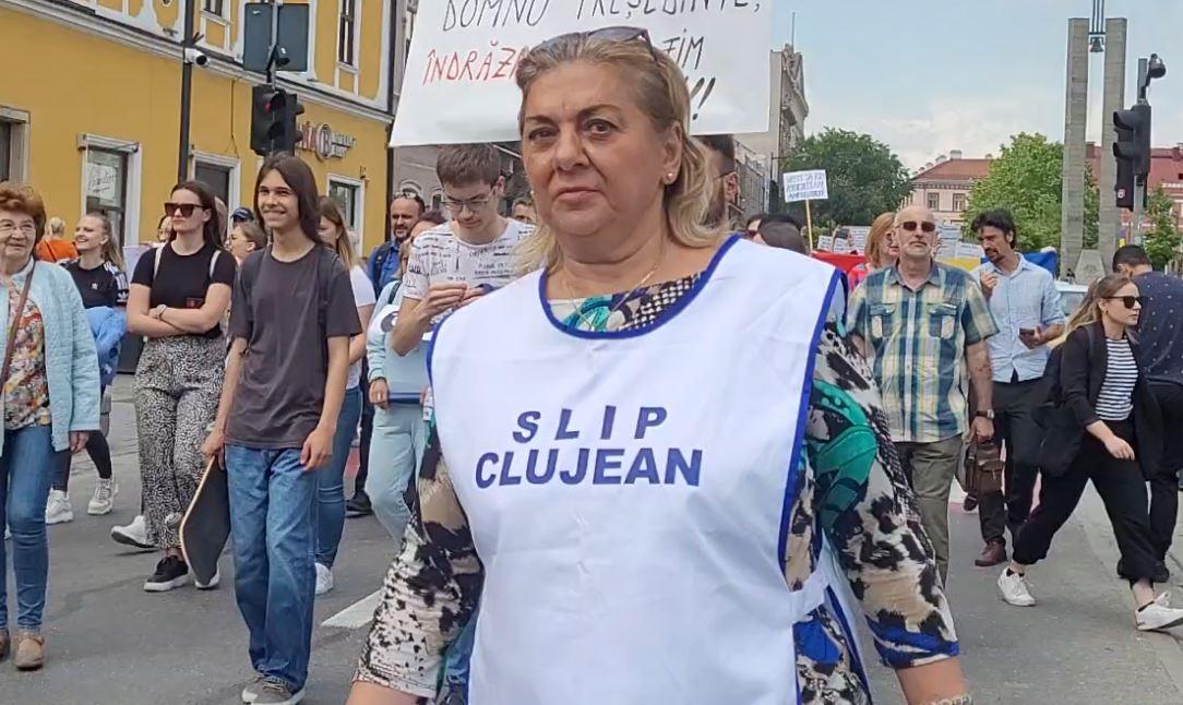 Profesorii clujeni, din nou în stradă. Marș de protest în centrul Clujului/ Li s-au alăturat și părinții elevilor