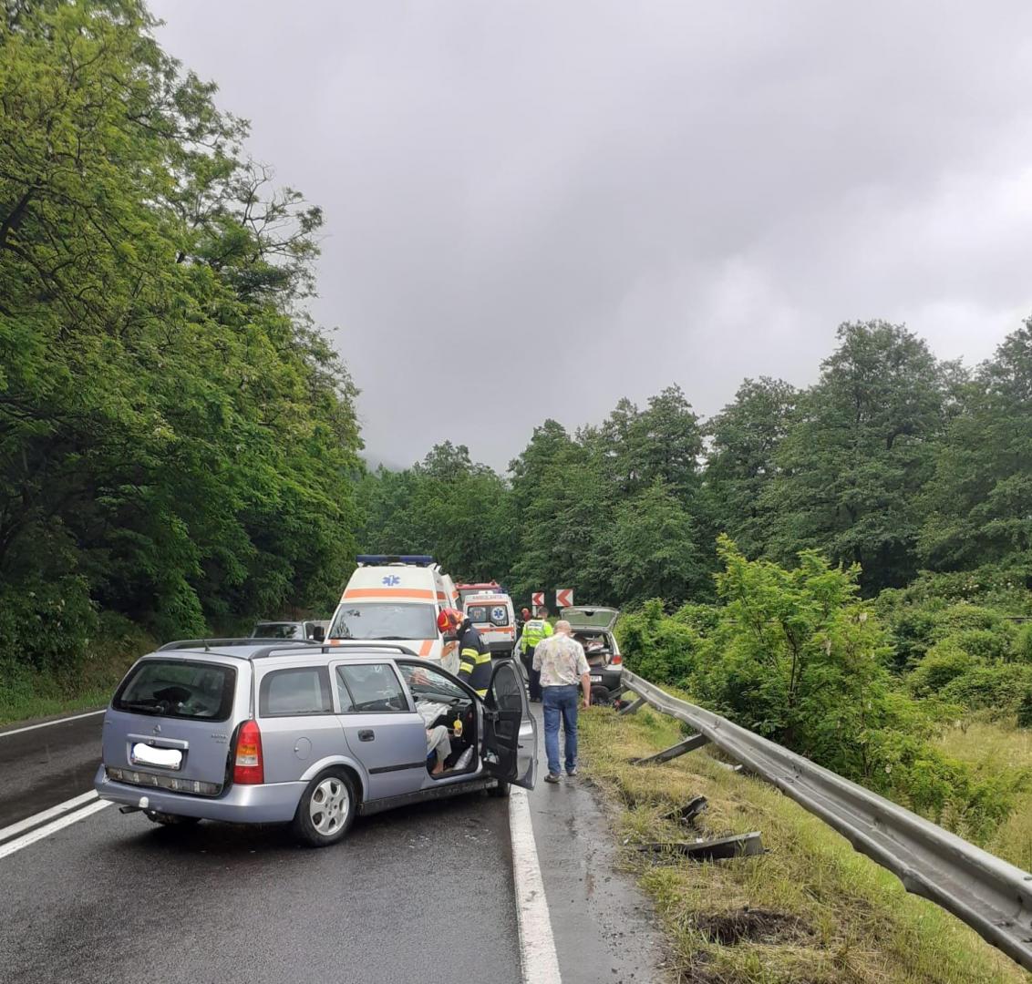 Accidend cu două mașini la Negreni. Doi copii și trei adulți au fost duși la spital
