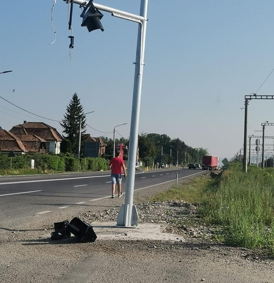 Semafor nou montat prea jos într-un sat din Cluj, rupt după o zi. “Azi-mâine cade și stâlpul”
