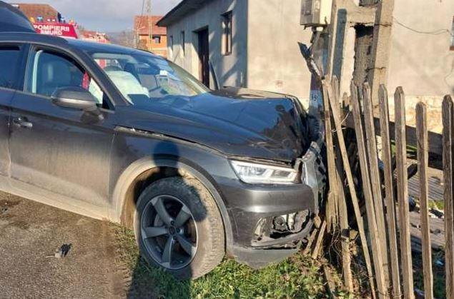 Mircea Bravo, implicat într-un accident de circulație. A intrat cu mașina într-un stâlp / În mașină se afla și Tanti Lenuța