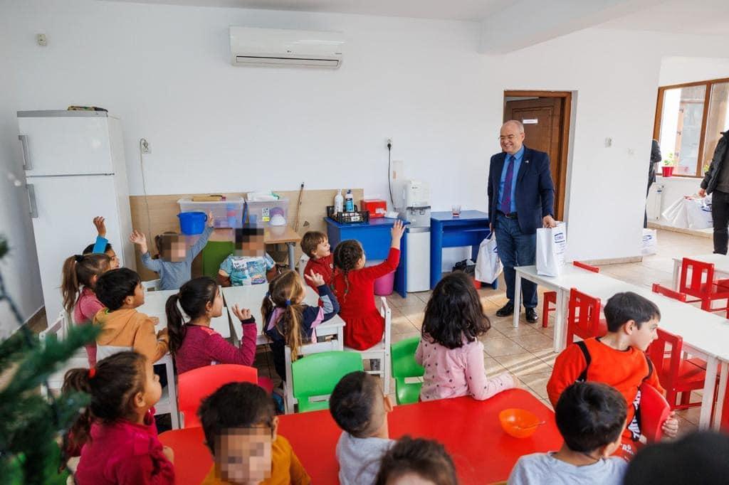 Moș Nicolae i-a vizitat pe copiii din centrele de zi din Cluj-Napoca. Boc: "Dacă puteți face un bine, să îl faceți!"