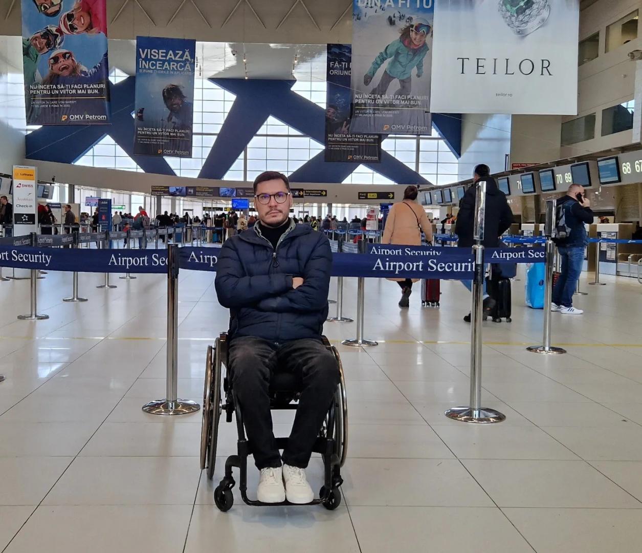 Un fost rugbist, imobilizat în scaun cu rotile, afirmă că nu i s-a permis îmbarcarea într-un avion TAROM pentru zborul spre Cluj, ”pe motiv de siguran