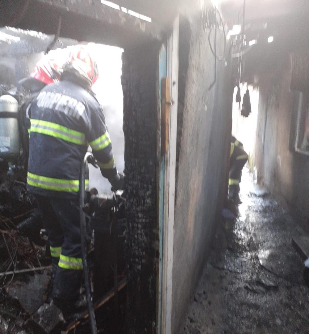 Incendiu în Cluj! Au luat foc acoperișul unei case și o magazie. Locatarii s-au autoevacuat/ Un copil de 14 ani, consultat de un echipaj SAJ