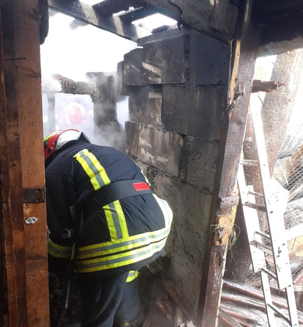 Incendiu în Cluj! Au luat foc acoperișul unei case și o magazie. Locatarii s-au autoevacuat/ Un copil de 14 ani, consultat de un echipaj SAJ