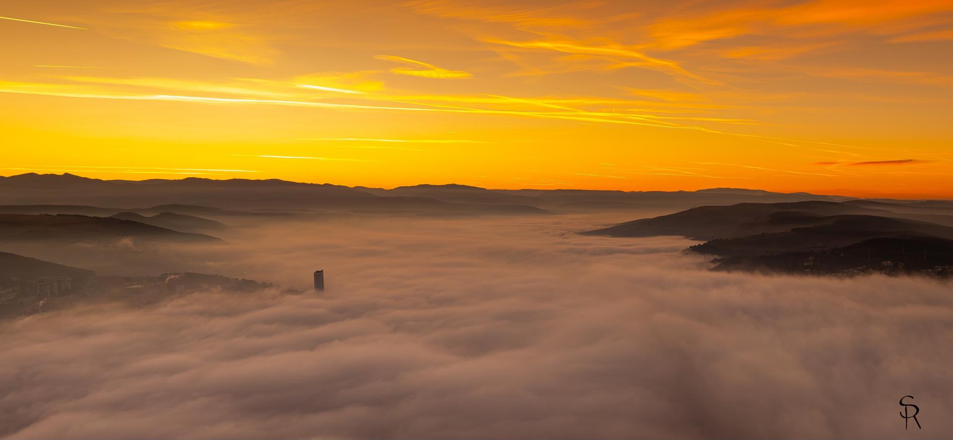Fotografii SPECTACULOASE din dronă cu Clujul învăluit în ceață