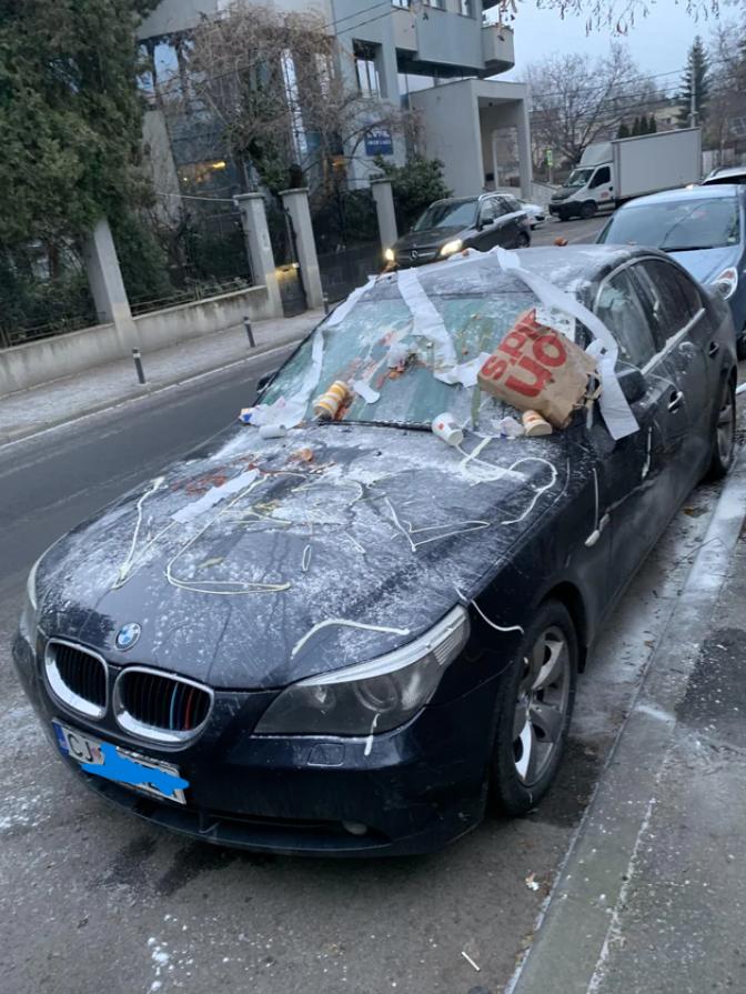 Mașina unui clujean, ținta unui atac cu mâncare și hărtie igienică. Polițiștii îi caută pe vinovați