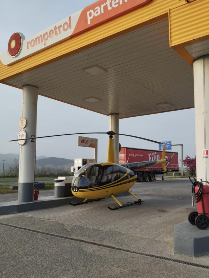 Așa ceva mai RAR! Un mini elicopter a aterizat la o benzinărie din Transilvania și a alimentat / Cine e pilotul