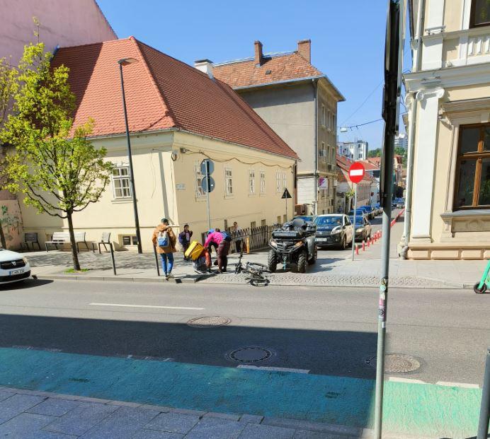 Poliția și SMURD-ul pe Napoca! Un biciclist ar fi fost accidentat de un ATV pe trotuar