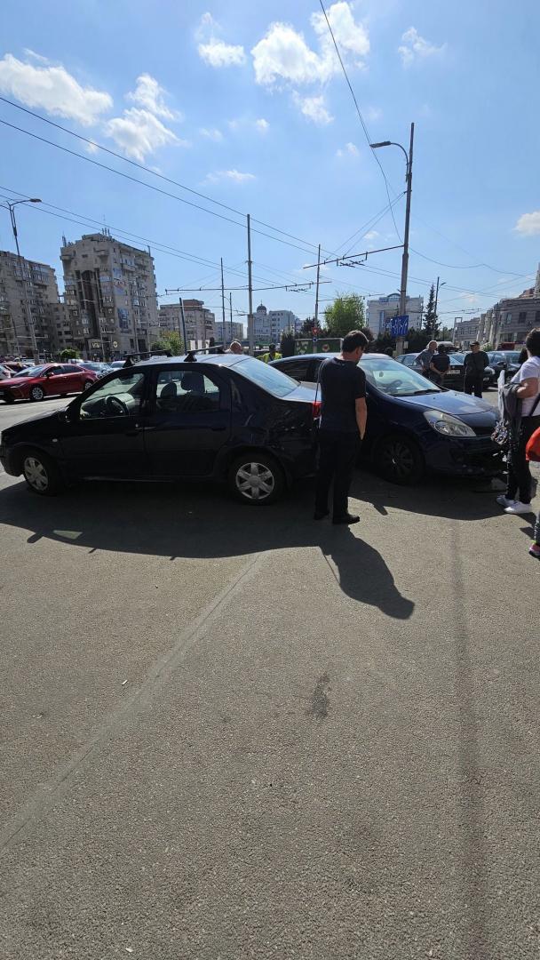 ACCIDENT rutier în Mărăști: O dubă a intrat într-o sală de jocuri de noroc. Trei autoturisme implicate