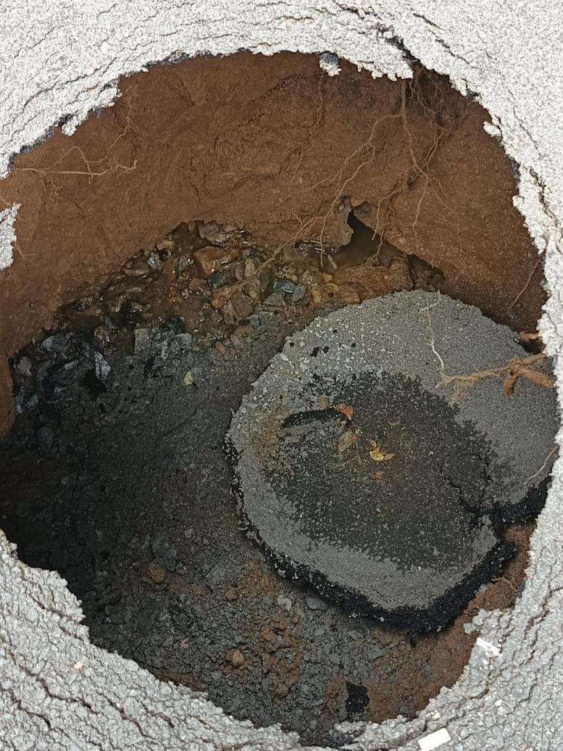 Cluj-Napoca: O gaură uriaşă s-a căscat în asfalt şi aproape a "înghiţit" o dubă