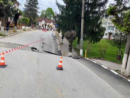Pericol uriaș într-un oraș din România: O stradă s-a prăbușit pe o suprafață de 60 de metri / Zeci de persoane evacuate