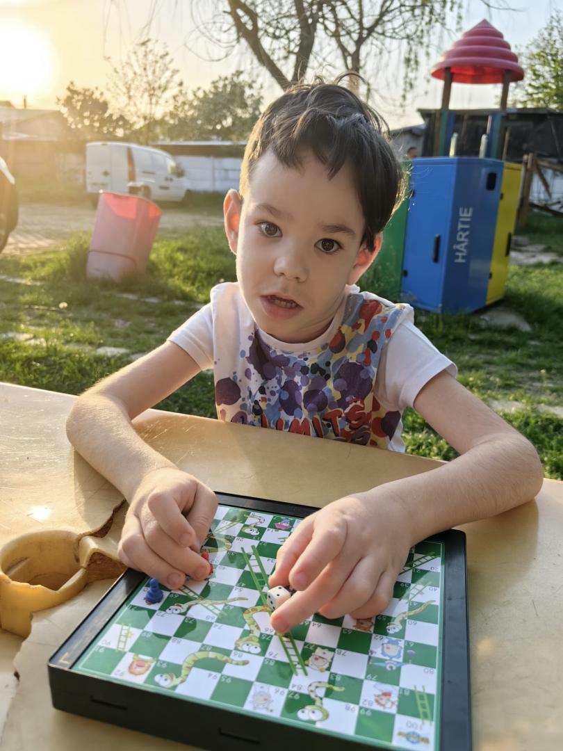 Boala care i-a furat unui băiețel de 6 anișori zâmbetul și libertatea de a se juca