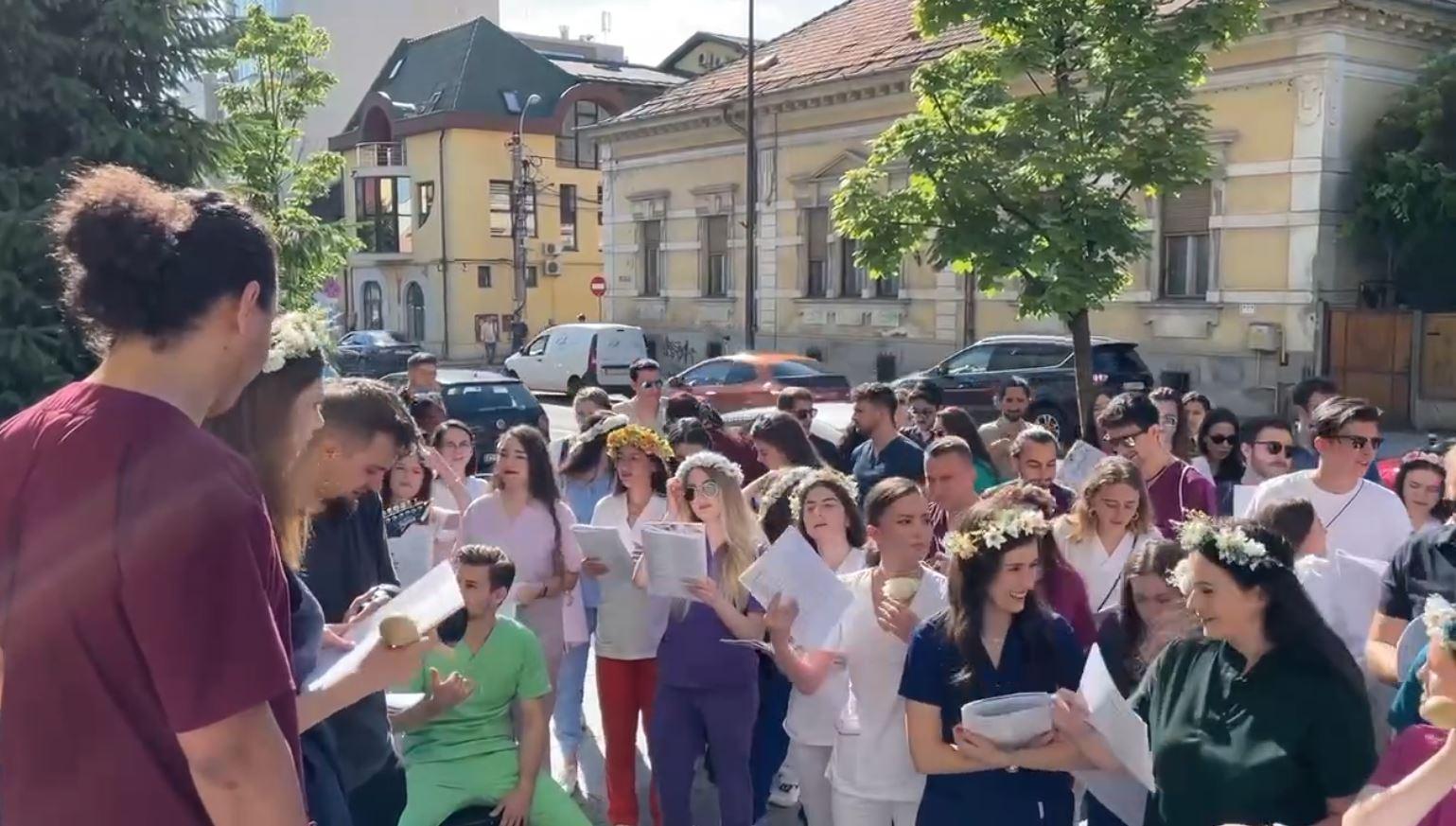 Tradiţia serenadelor merge mai departe! Studenții de la UMF Cluj și-au luat la revedere de la facultate și de la profesorii lor