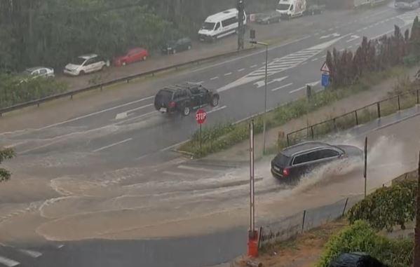 Ploaia torențială a făcut, din nou, ravagii la Cluj! Unele străzi s-au transformat în adevărate râuri