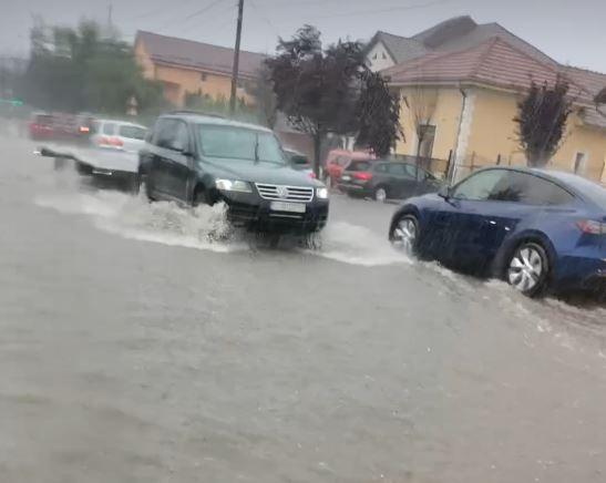 Ploaia torențială a făcut, din nou, ravagii la Cluj! Unele străzi s-au transformat în adevărate râuri
