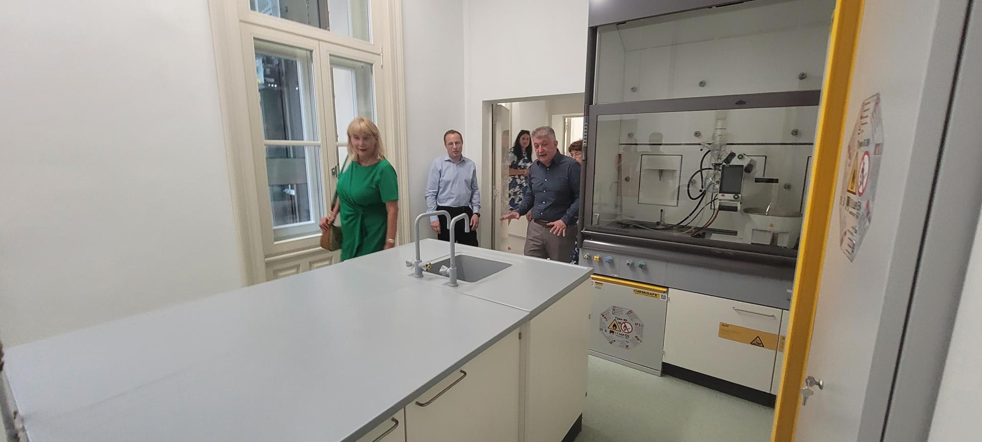 UMF Cluj a inaugurat noul Centru de Cercetare privind Dezvoltarea Medicamentului. Investiție de peste 30 de milioane de lei