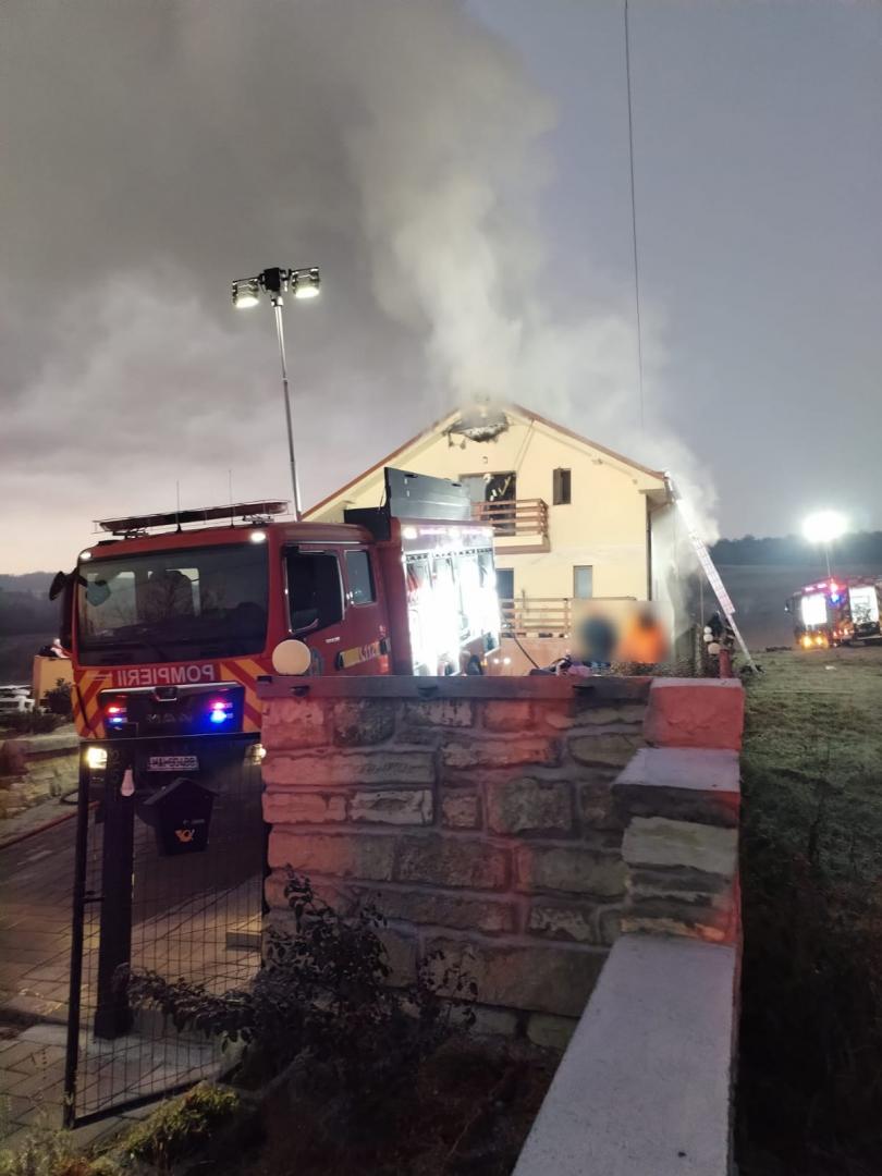 INCENDIU în judeţul Cluj. Arde o casă / Intervin pompierii cu 3 autospeciale