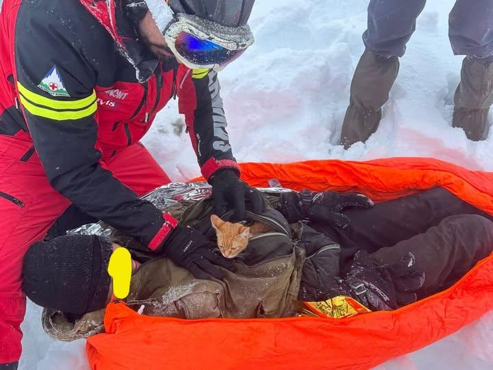 Salvare la limită! Ucrainean fugar, rămas blocat într-o râpă. Alți doi, extraşi de salvamontiști de pe munte cu ajutorul elicopterului SMURD