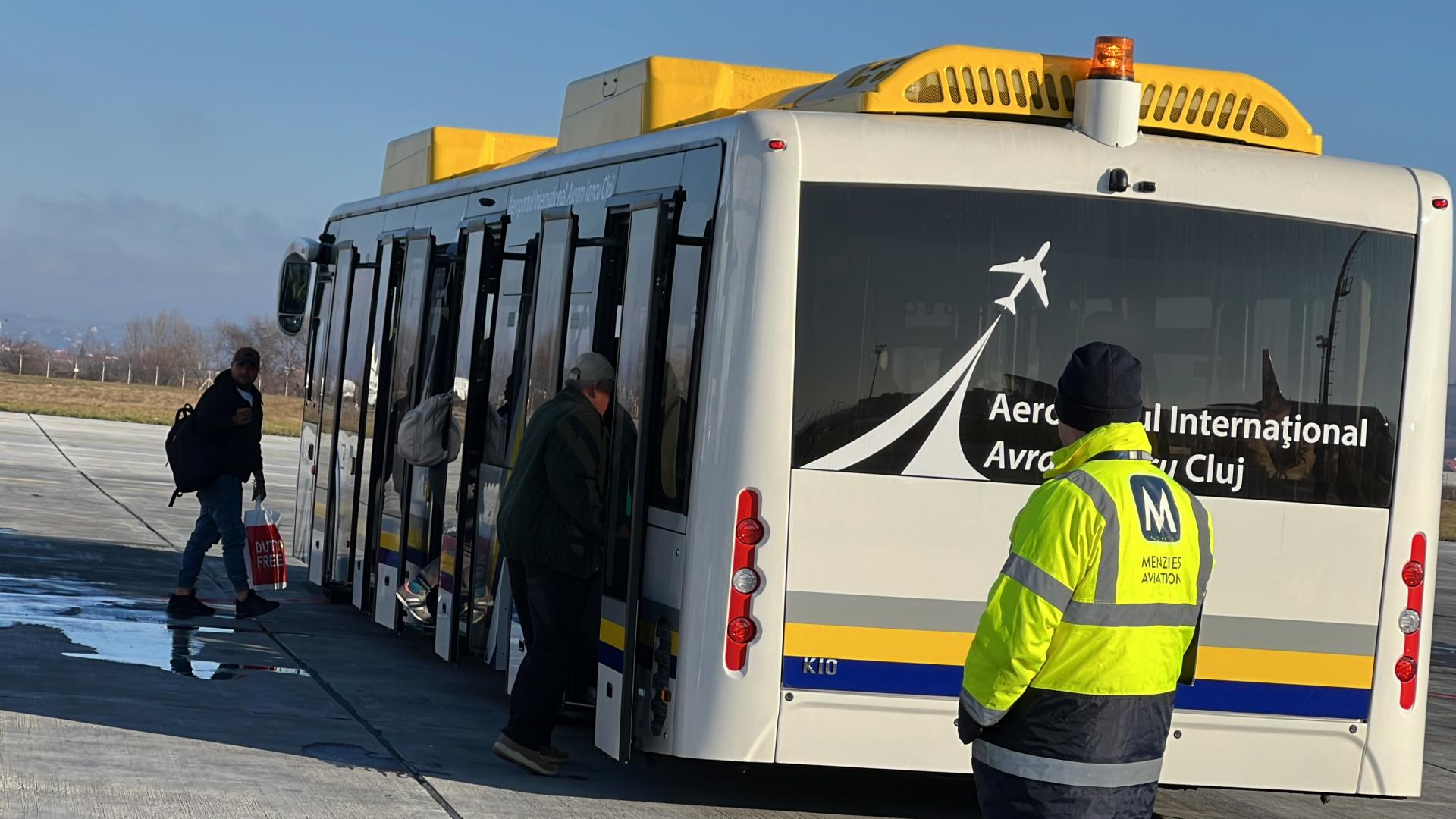 Aeroportul Cluj, primul din România cu autobuz electric pentru transferul pasagerilor la avioane. Cât costă și când vin următoarele