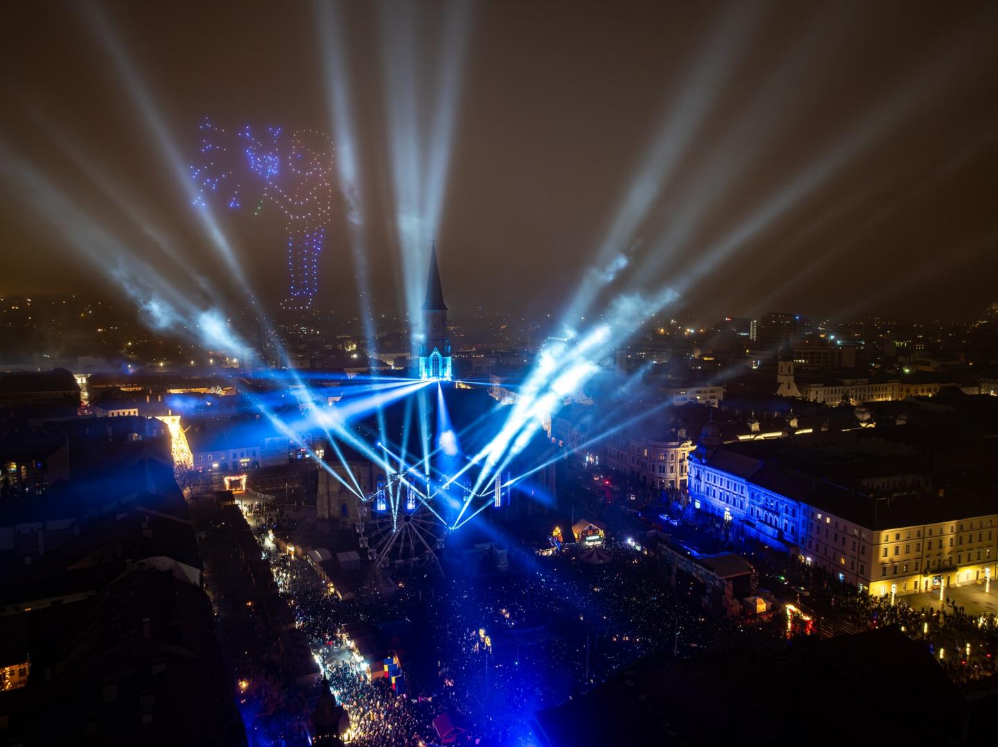 Cum s-a văzut spectacolul de drone și lumini din Cluj-Napoca în noaptea de anul nou / Mesajul primarului Emil Boc