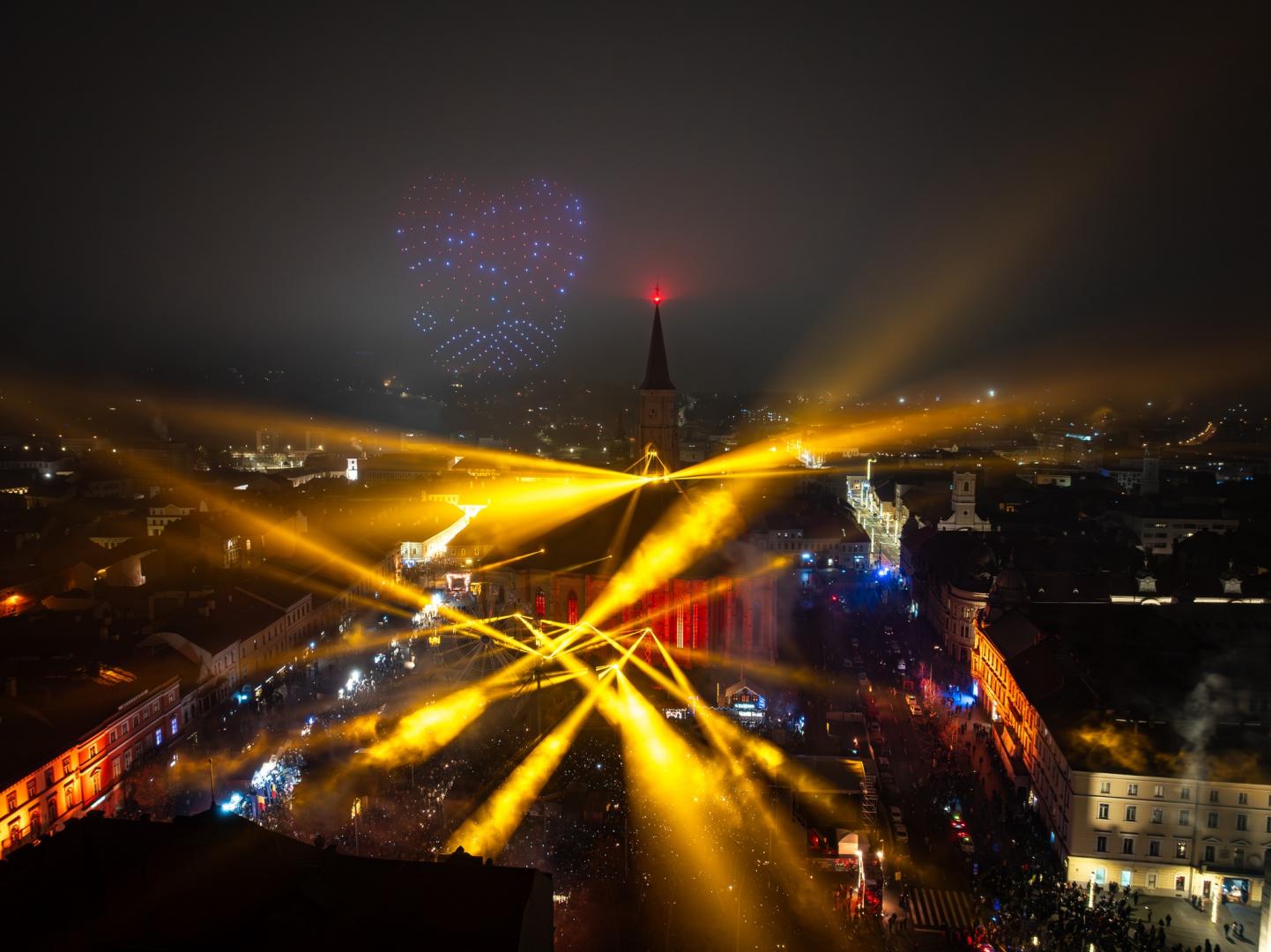 Cum s-a văzut spectacolul de drone și lumini din Cluj-Napoca în noaptea de anul nou / Mesajul primarului Emil Boc