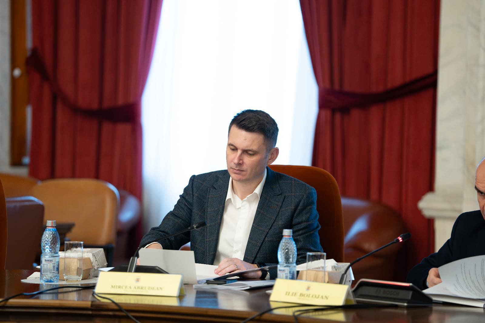 Mircea Abrudean, despre măsurile luate de Bolojan la Senat: „Resursele publice sunt limitate, iar românii așteaptă rezultate concrete, așa cum am prom