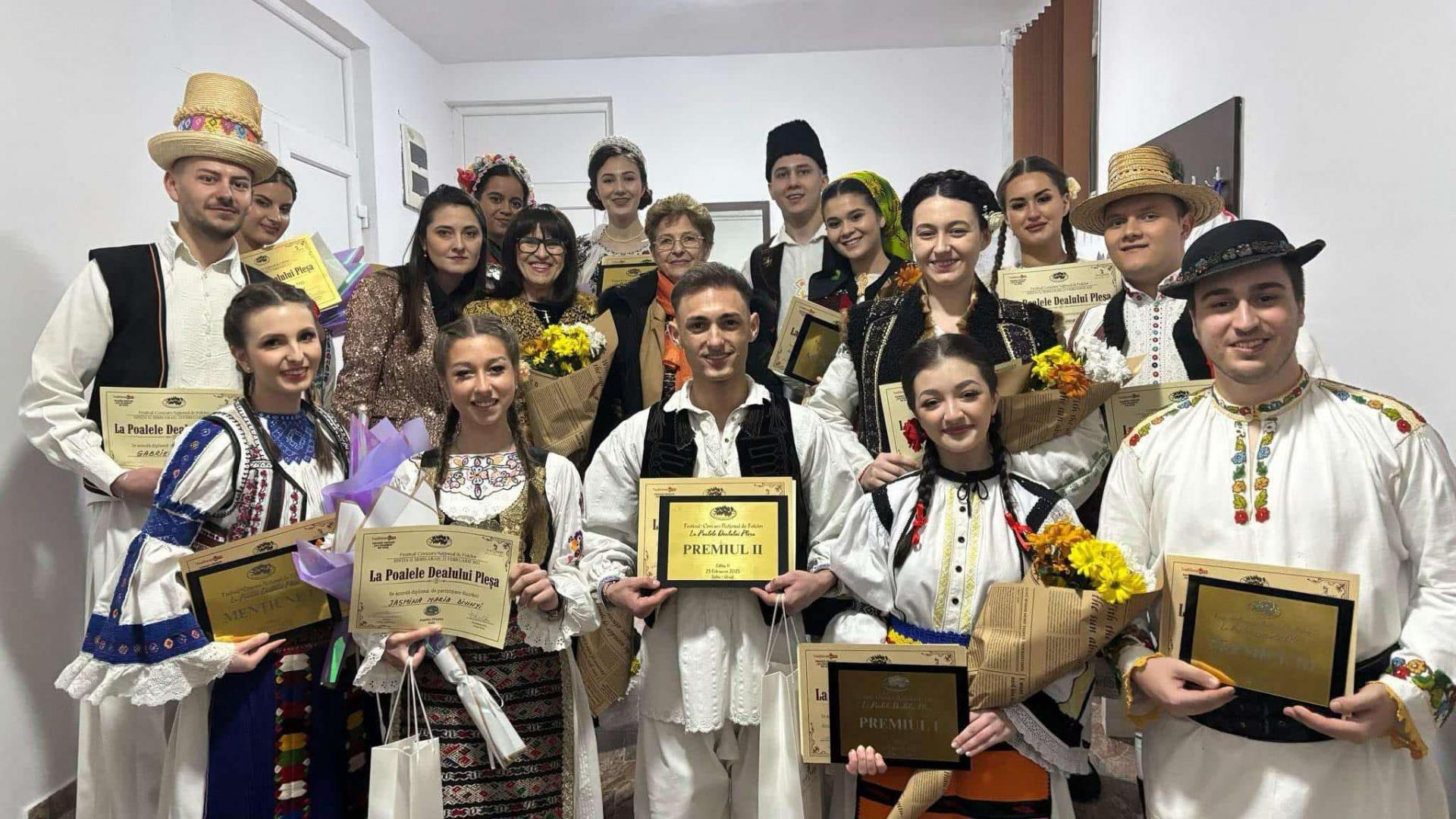 Alice Ghile, solistă a ansamblului Românașul al UTCN, a obținut Premiul I și Premiul de Popularitate în cadrul Festivalului de folclor „La poalele dea