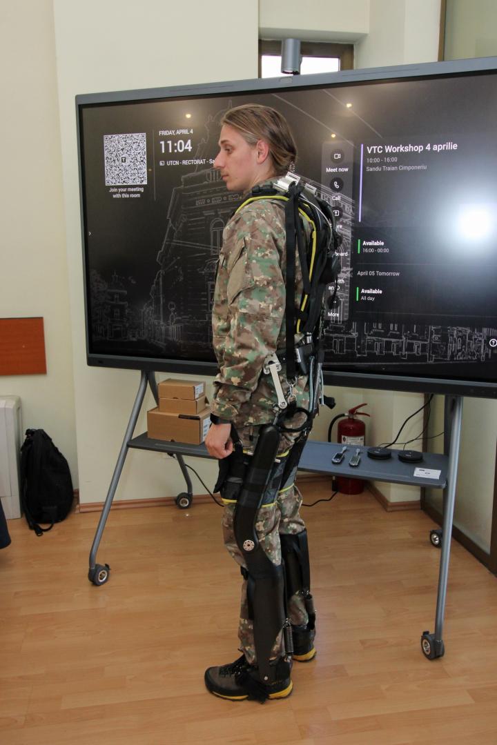 MAN-X, primul exoschelet de augmentare umană din România, realizat în cadrul unui proiect coordonat de Universitatea Tehnică din Cluj-Napoca