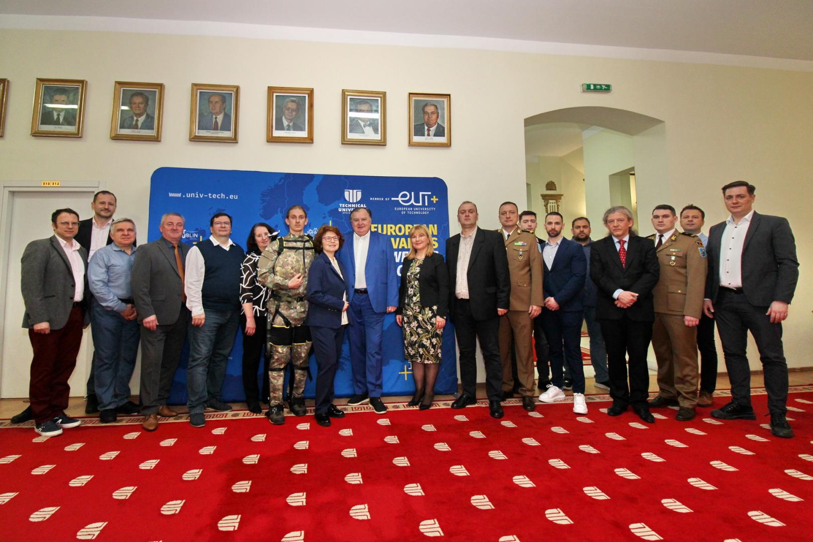MAN-X, primul exoschelet de augmentare umană din România, realizat în cadrul unui proiect coordonat de Universitatea Tehnică din Cluj-Napoca