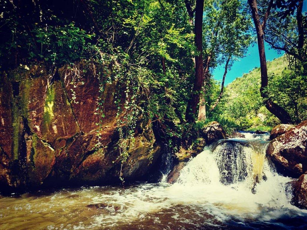 Destinație de weekend cu "de toate" la doi pași de Cluj: Relief sălbatic, peșteri, mici cascade și pereți de stâncă impresionanți