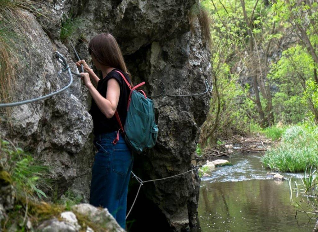 Destinație de weekend cu "de toate" la doi pași de Cluj: Relief sălbatic, peșteri, mici cascade și pereți de stâncă impresionanți