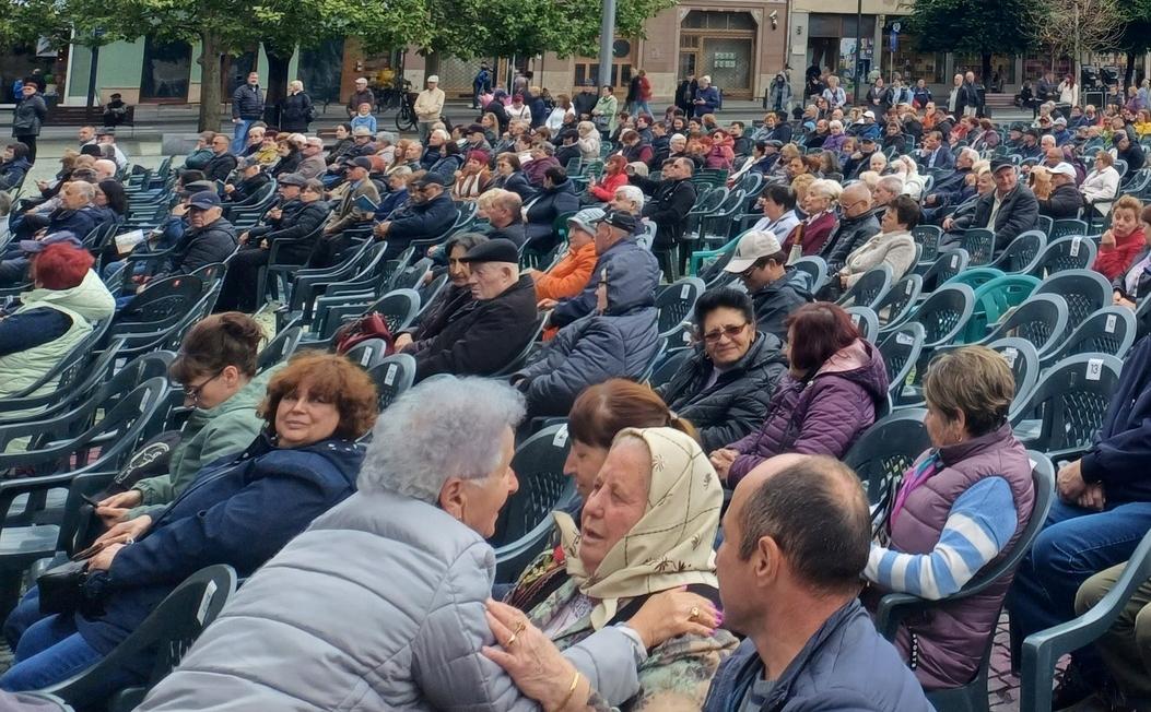 Controverse la Zilele Clujului: Gestul bunicii lui Mircea Bravo, criticat de un participant