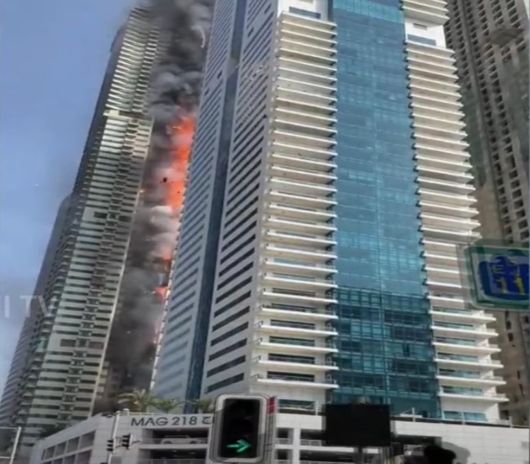 INCENDIU uriaș într-un zgârie-nori din Dubai. Mii de oameni evacuați din turnul cuprins de flăcări