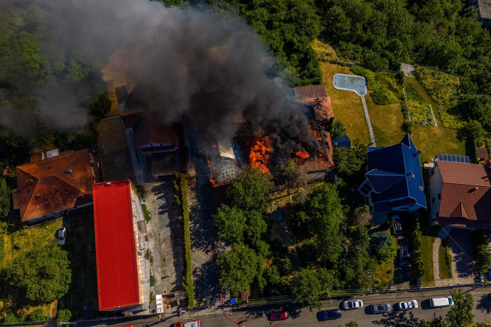 "Gruia, în flăcări". Imagini spectaculoase din dronă cu incendiul de pe strada Șerpuitoare din Cluj. A ars un cunoscut local