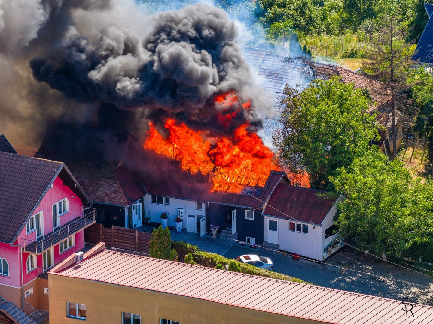 "Gruia, în flăcări". Imagini spectaculoase din dronă cu incendiul de pe strada Șerpuitoare din Cluj. A ars un cunoscut local