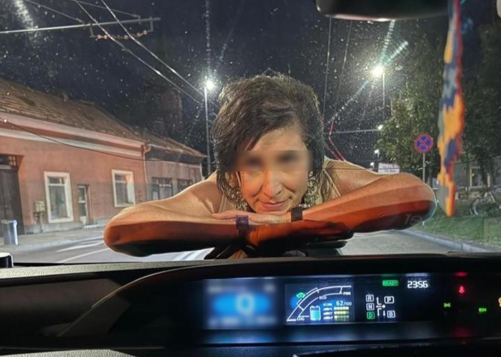 Incident neobișnuit pe străzile din Cluj-Napoca: o femeie a blocat o mașină în trafic și s-a urcat pe capotă