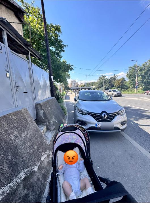 O mămică din Cluj cu bebeluș în cărucior blocată de o mașină parcată pe trotuar: și ce e și mai trist, unii îi spun să ocolească pe carosabil