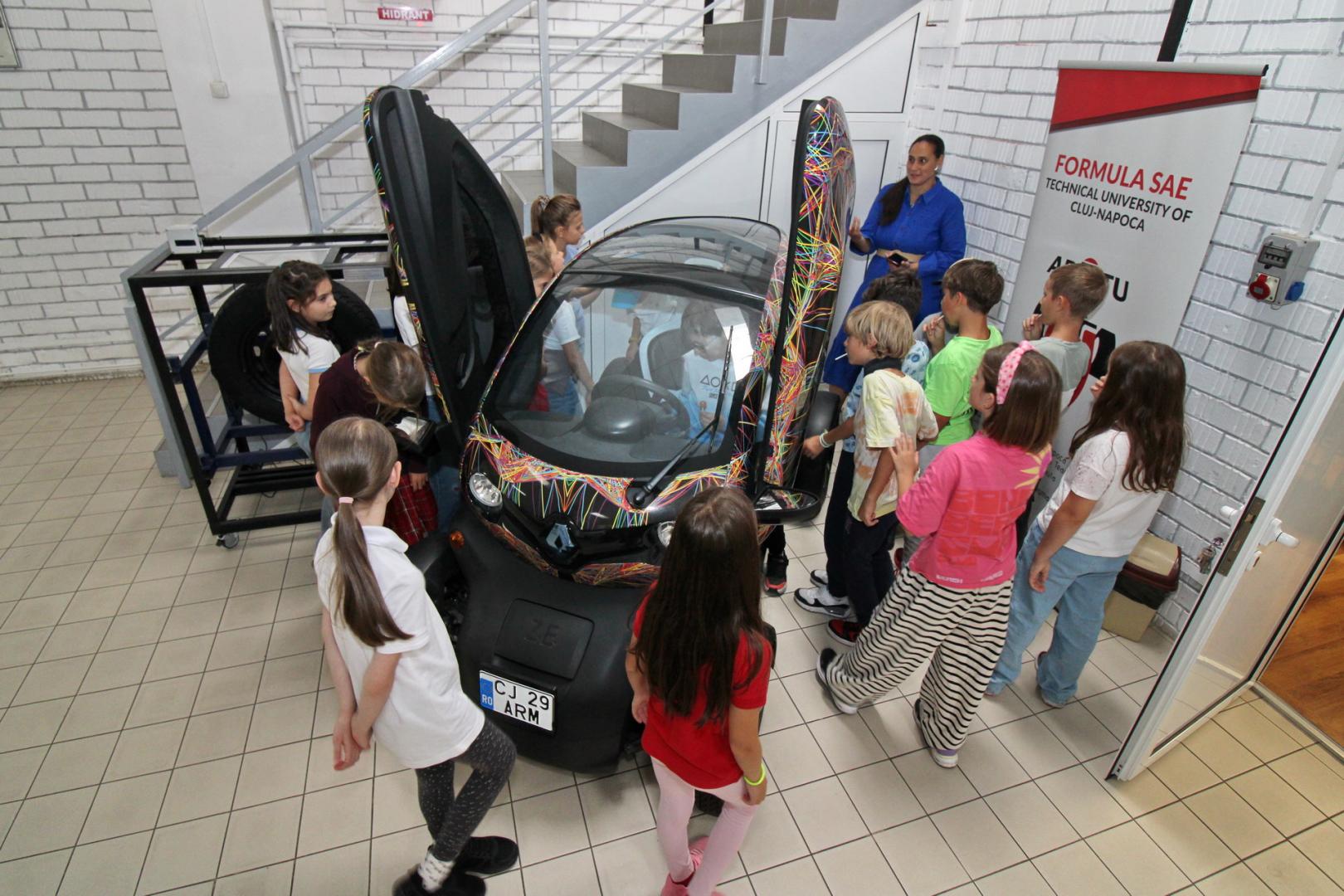 Experiență de neuitat la UTCN pentru un grup de elevi. S-au întâlnit cu câinele-robot Patrocle și au dansat alături de robotul umanoid Pepper