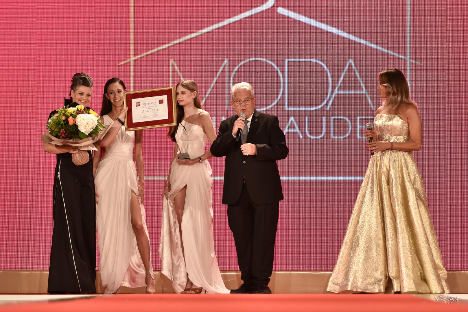 Evelin Fink și Tudor Halațiu au primit trofeul "Moda Cum Laude" la Festivalul Transilvania Fashion