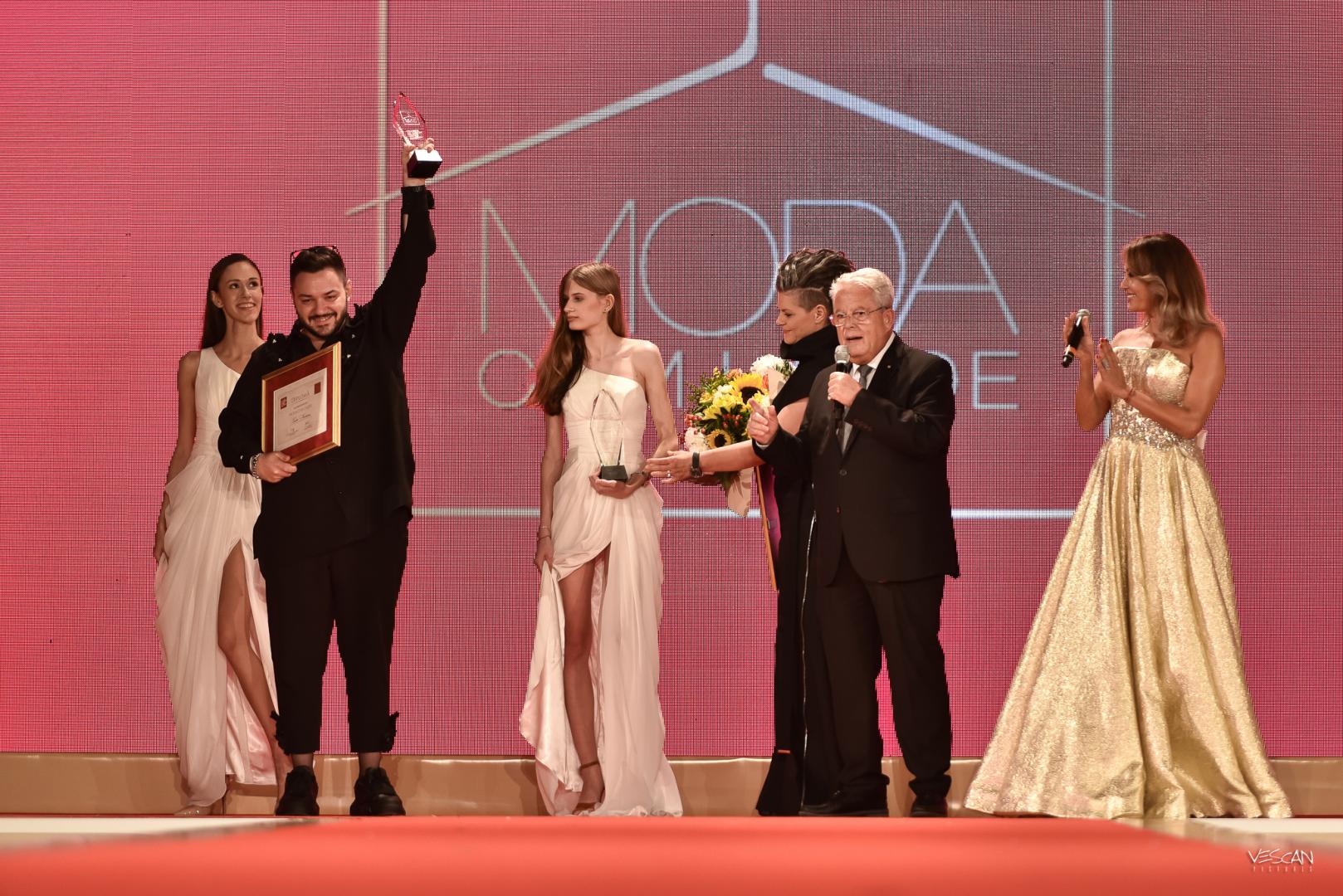 Evelin Fink și Tudor Halațiu au primit trofeul "Moda Cum Laude" la Festivalul Transilvania Fashion