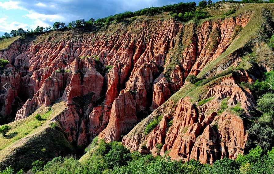 Destinație de weekend. Ai fost la peştera-tunel din "Micul Canion al României"? Ești la un pas de Cluj, dar te simți ca-n Arizona